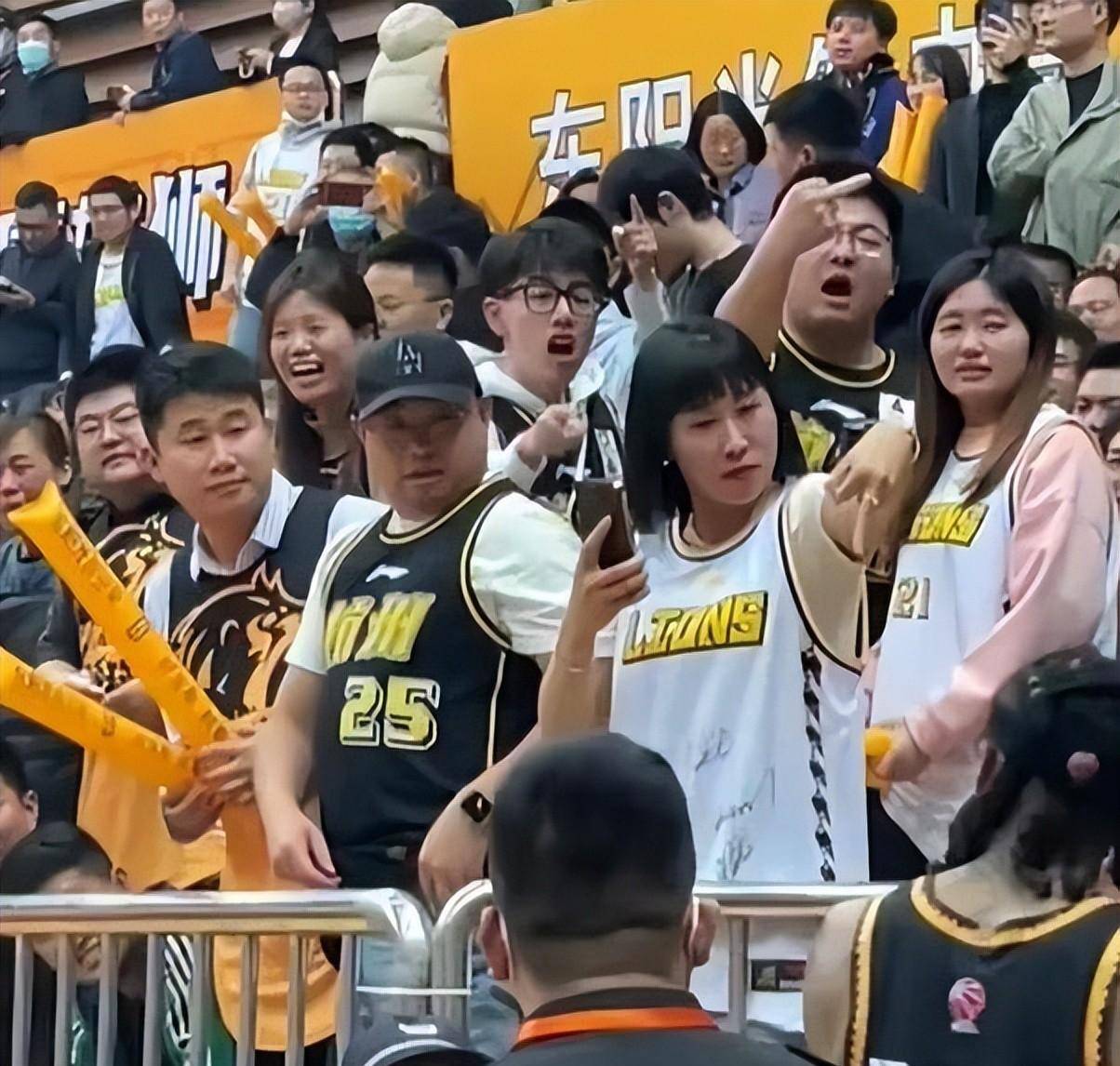 od体育官网-球迷在球场外激烈争论篮球比赛结果